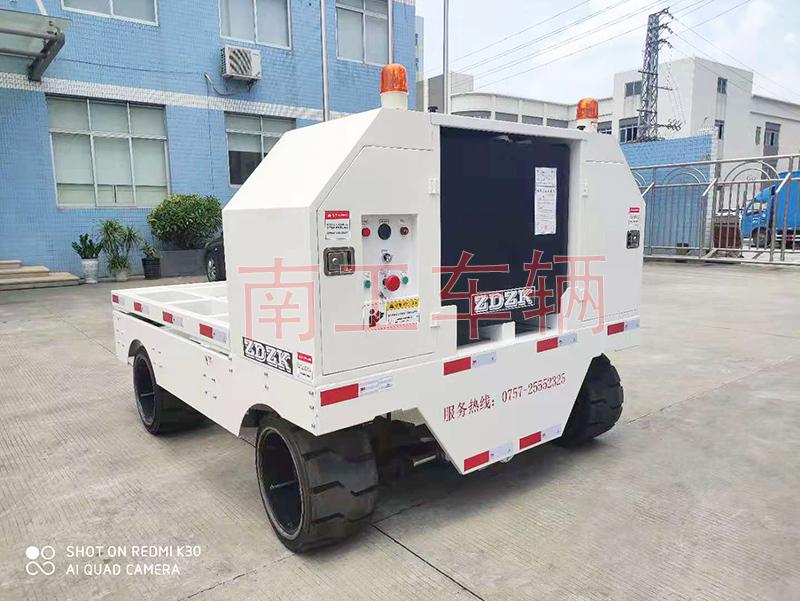 Electric hydraulic self-propelled flatbed truck
