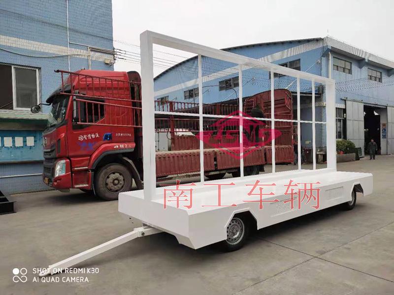 2.2 ton fixed LED advertising screen trailer